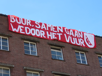 848709 Afbeelding van een spandoek met de tekst 'BUUR, SAMEN GAAN WE DOOR HET VUUR', door FC Utrecht-supporters ...